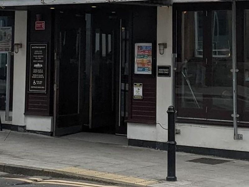 Mobility Level Access at entrance. (External). Published on 20-01-2026 