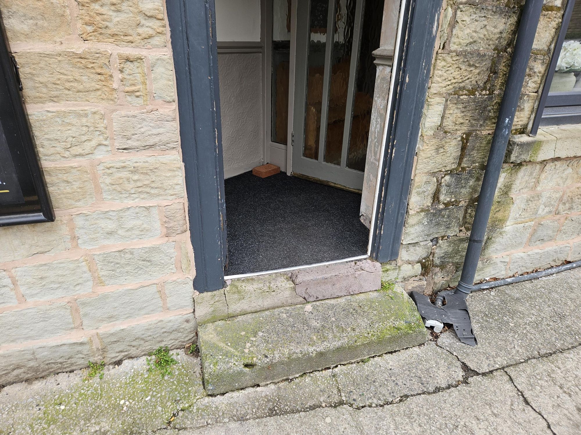 Mobility Access with two deep steps at the side entrance. Published on 06-03-2026