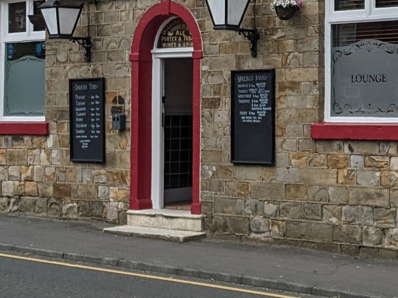 Mobility Access with small and deep steps at the entrance. (External). Published on 25-01-2026 