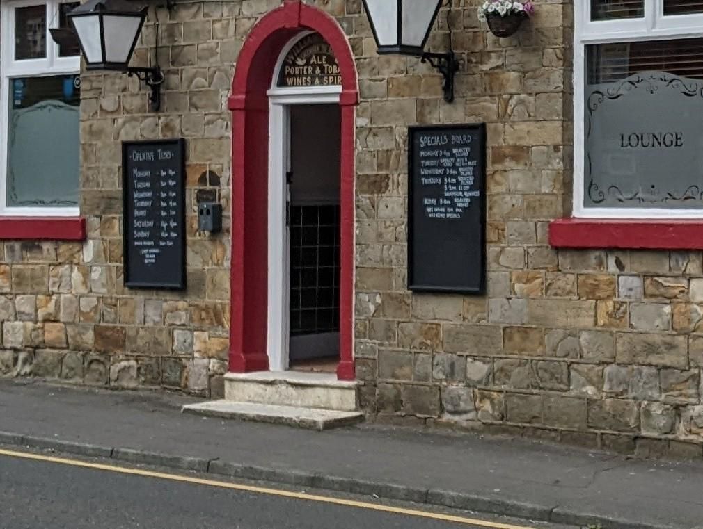 Mobility Access with small and deep steps at the entrance. (External). Published on 25-01-2026