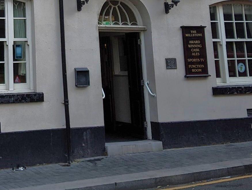 Mobility Access with deep step at the entrance. (External). Published on 28-01-2026