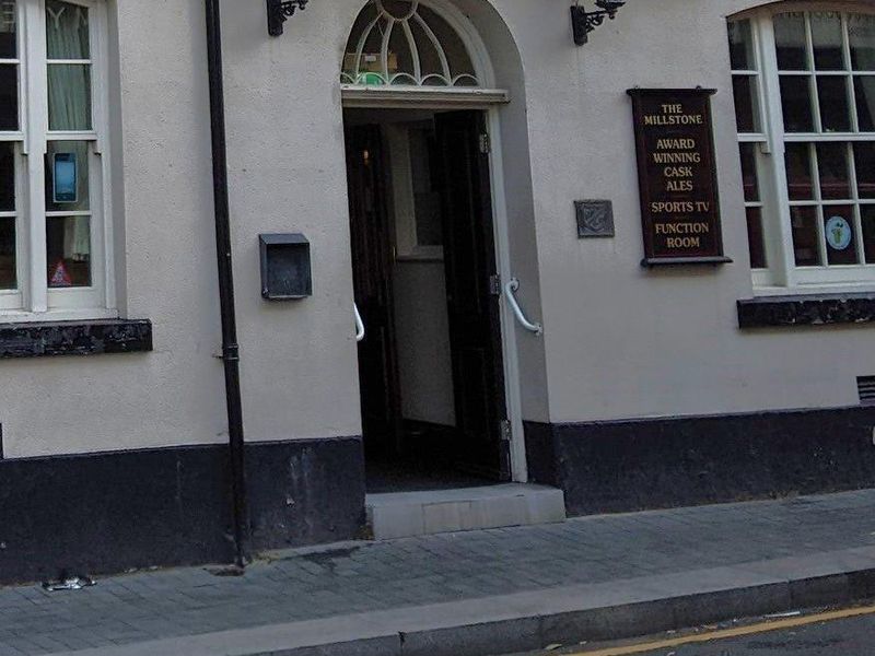 Mobility Access with deep step at the entrance. (External). Published on 28-01-2026 