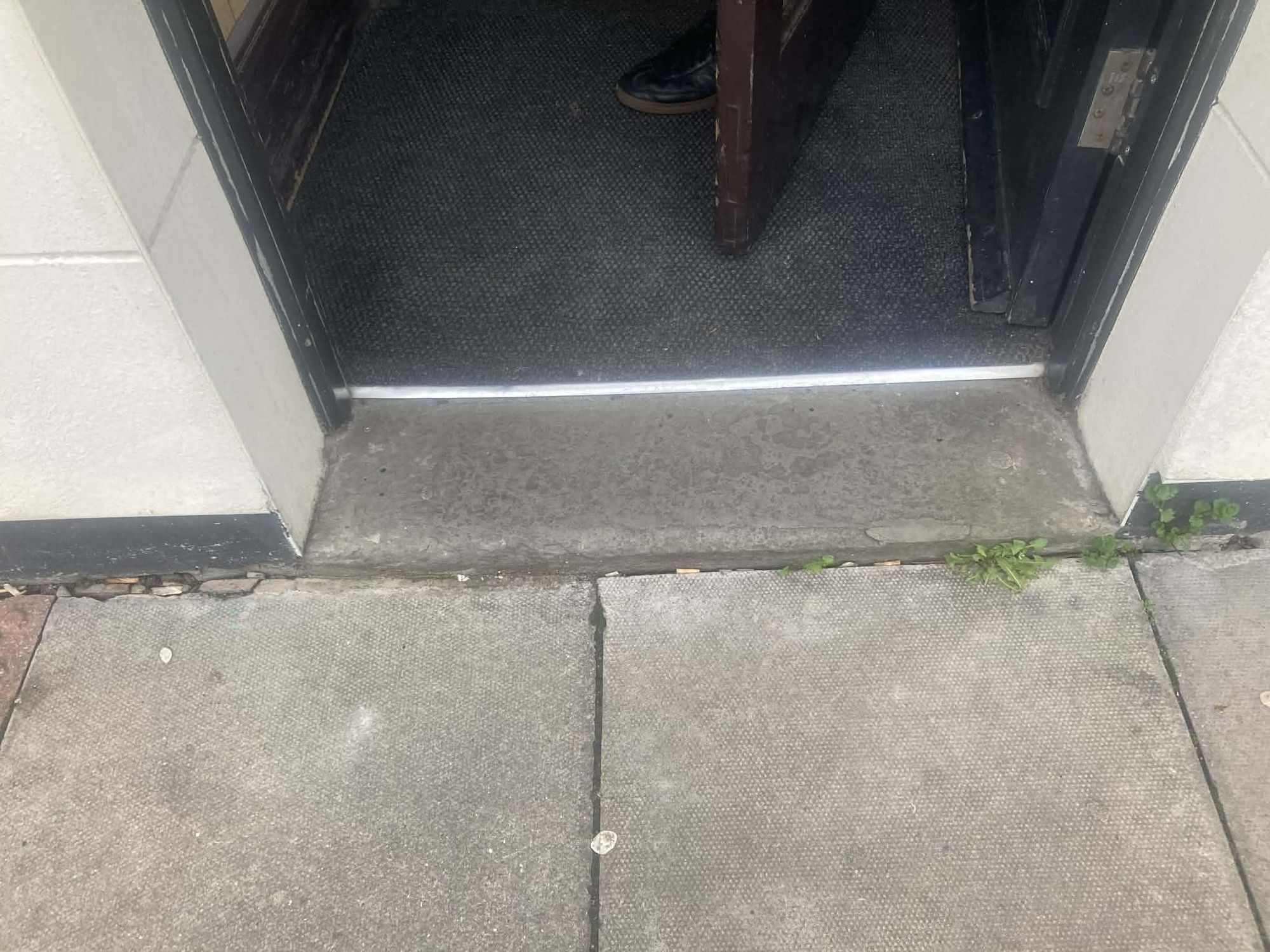 Mobility Access with slight step at the entrance. (External). Published on 02-02-2026