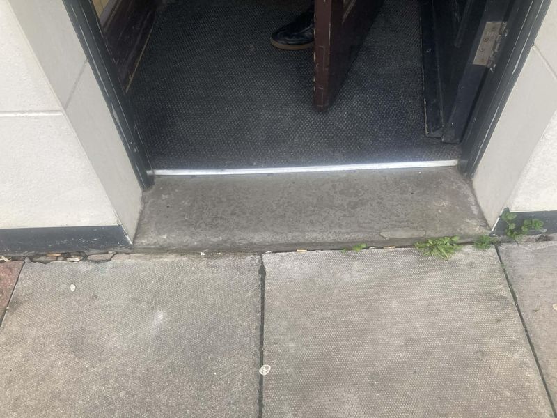 Mobility Access with slight step at the entrance. (External). Published on 02-02-2026 