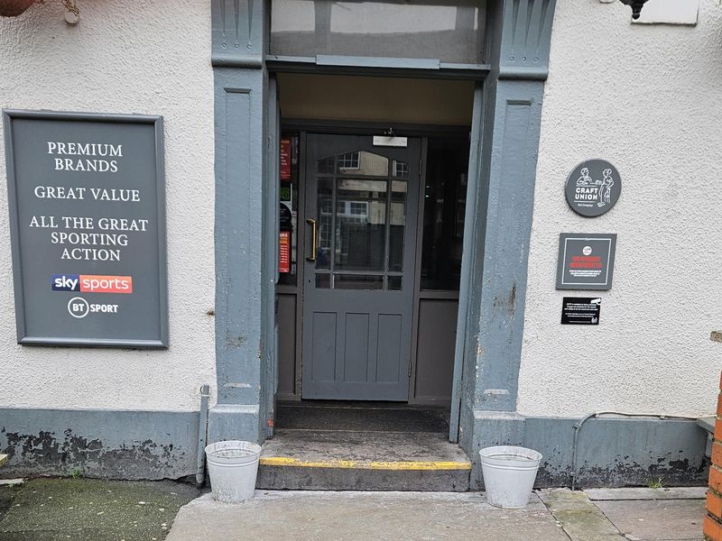 Mobility Access with deep step at the entrance. (External). Published on 06-03-2026 