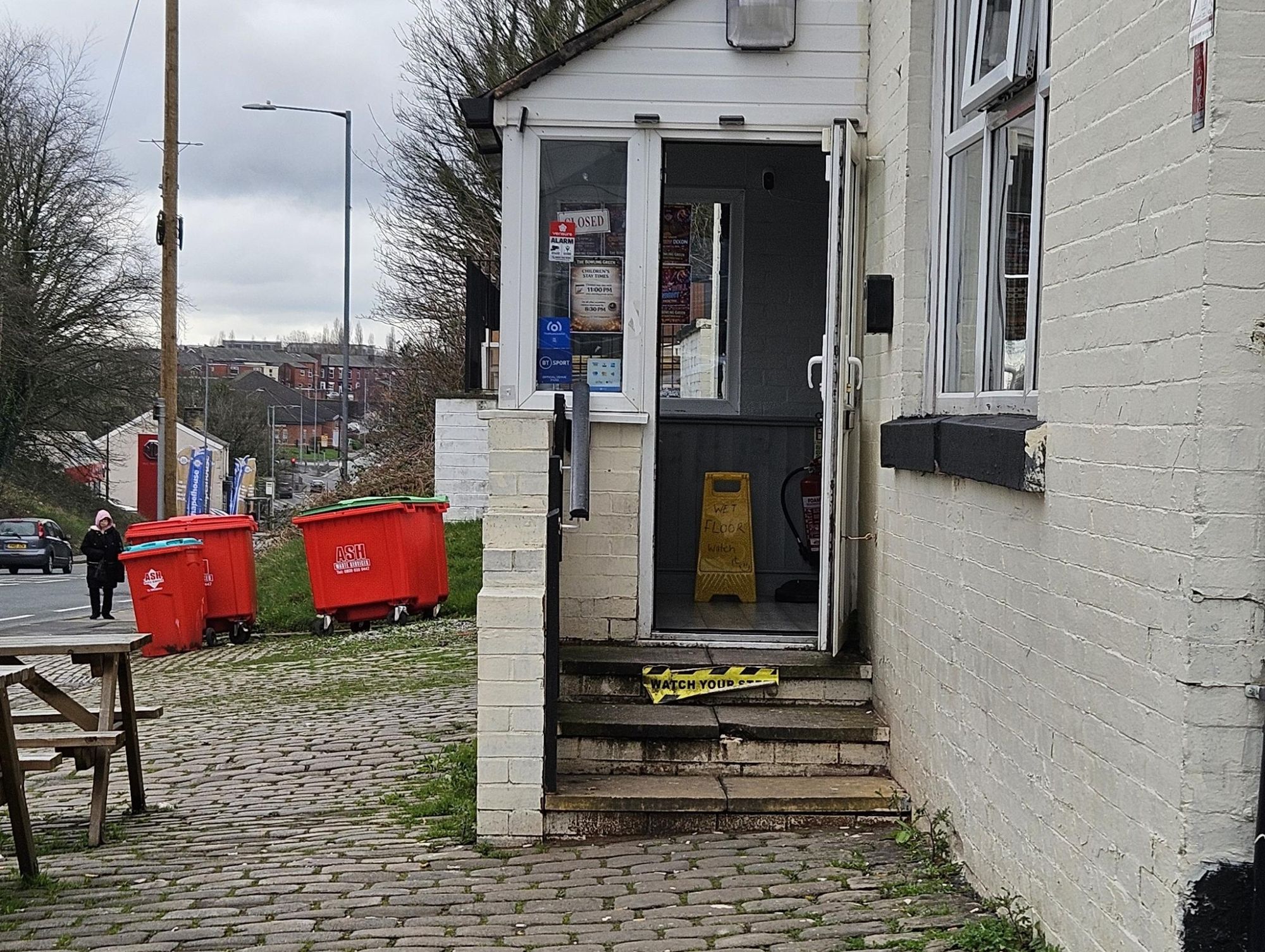 Mobility Access with three deep steps at the entrance. (External). Published on 06-03-2026