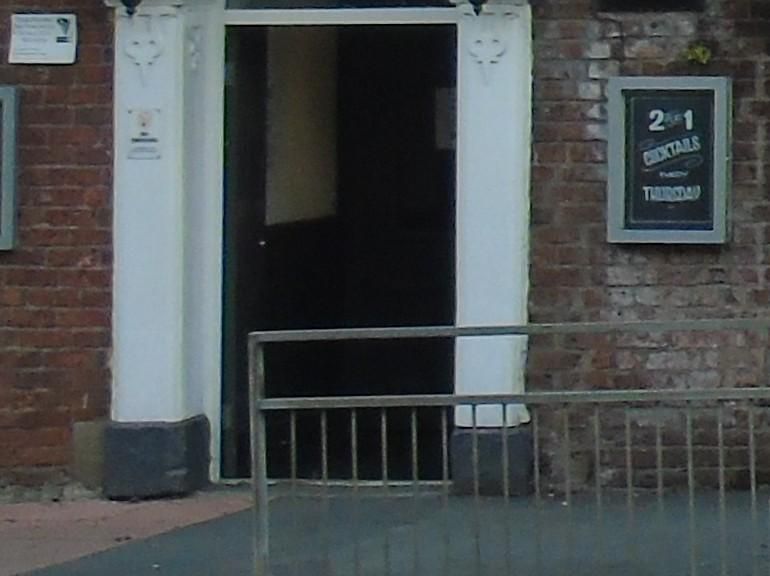 Mobility Access with slight step at the entrance. (External). Published on 25-01-2026