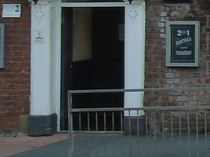 Mobility Access with slight step at the entrance. (External). Published on 25-01-2026 