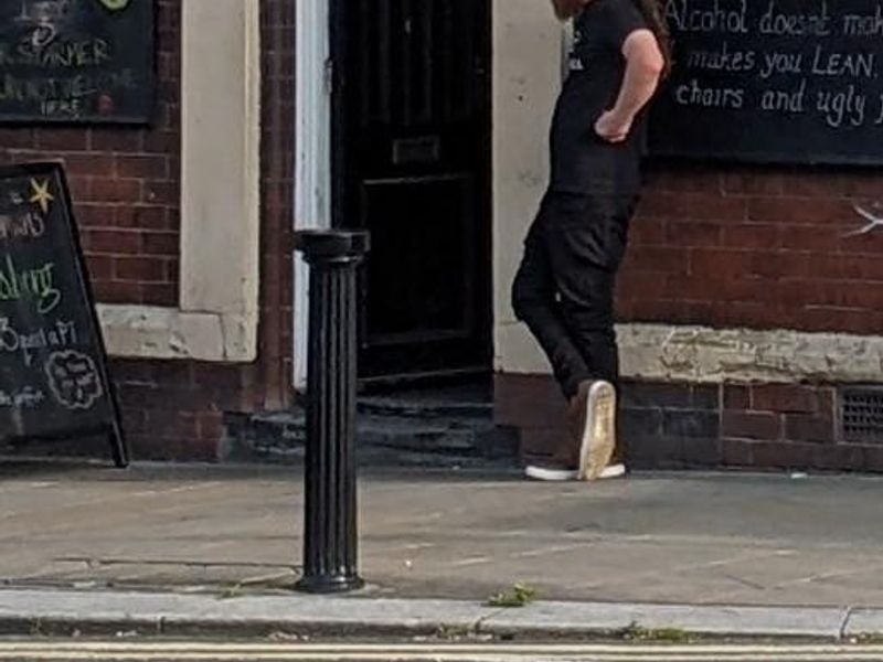 Mobility Access with deep and small steps at the entrance. (External). Published on 26-01-2026 