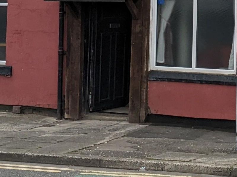 Mobility Access with medium step at the entrance. (External). Published on 26-01-2026 