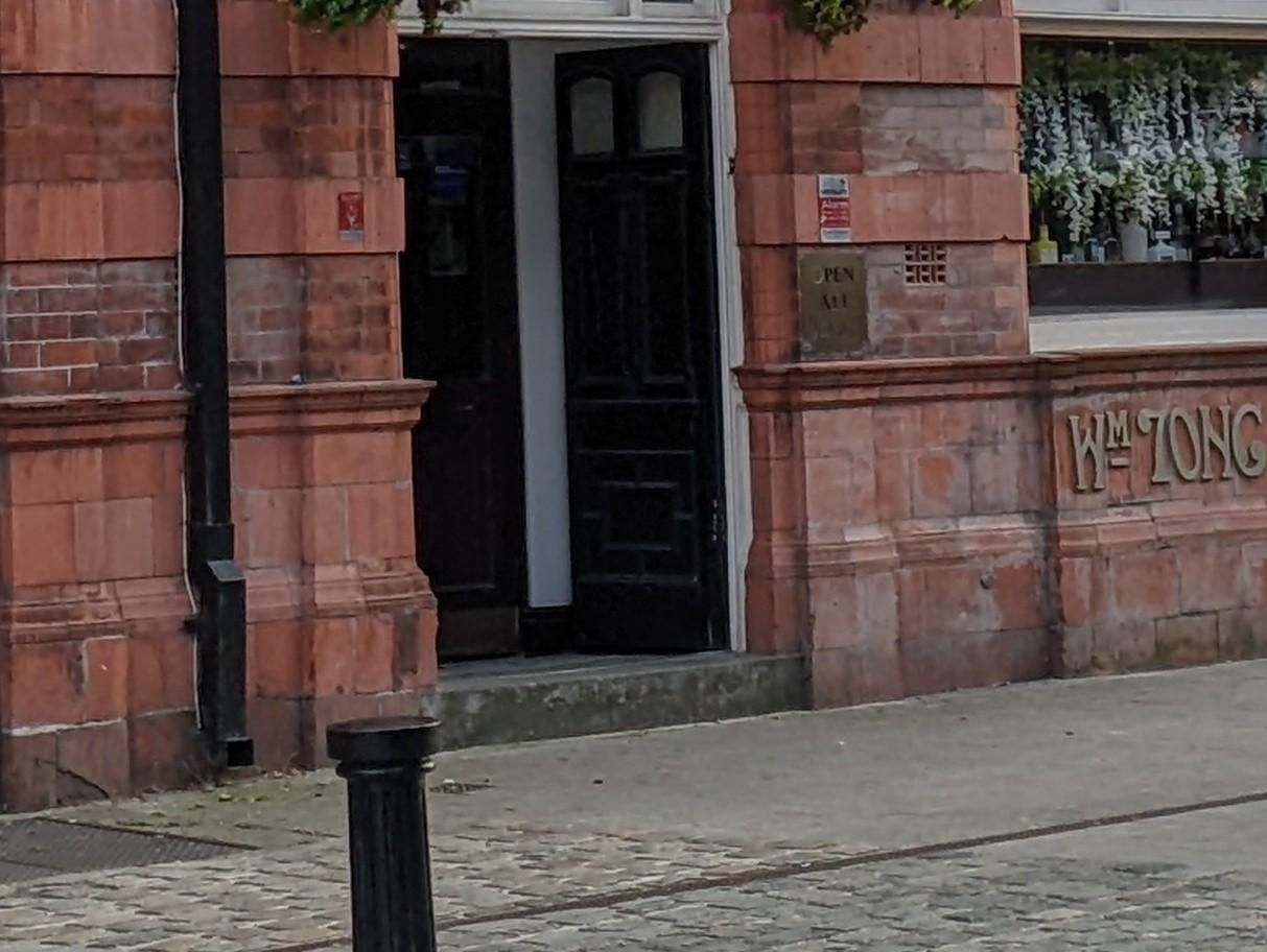 Mobility Access with deep step at the entrance. (External). Published on 24-01-2026