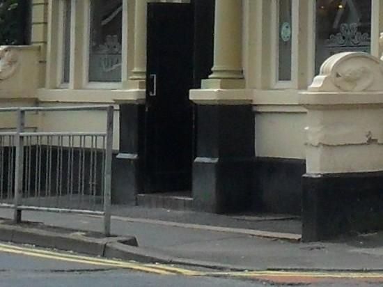 Mobility Access with deep step at the entrance. (External). Published on 26-01-2026