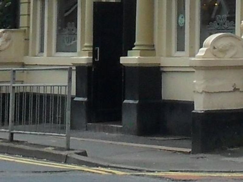 Mobility Access with deep step at the entrance. (External). Published on 26-01-2026 