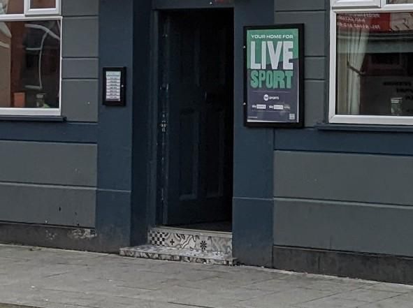 Mobility Access with small and deep steps at the entrance. (External). Published on 26-01-2026