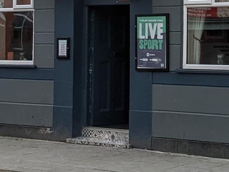 Mobility Access with small and deep steps at the entrance. (External). Published on 26-01-2026 