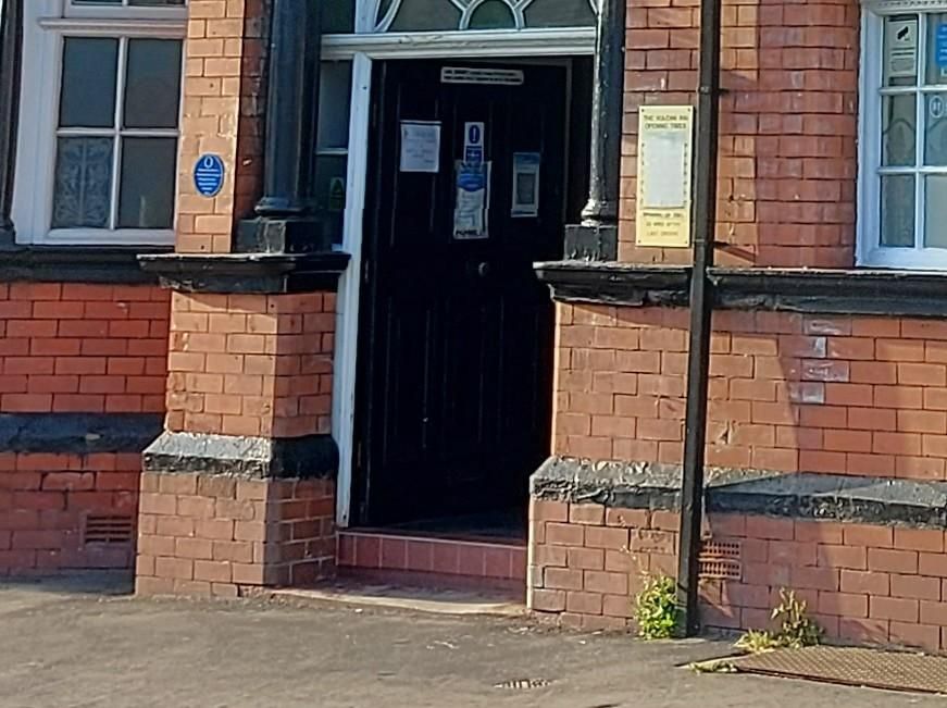 Mobility Access with small and deep steps at the entrance. (External). Published on 26-01-2026