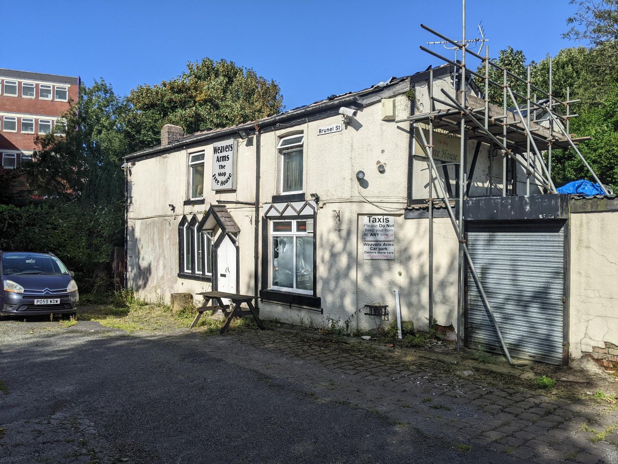 Front View virtually unchanged three years after it closed. (Key). Published on 30-08-2024