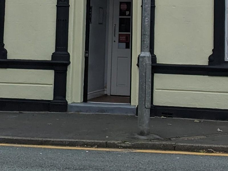 Mobility Access with deep step at the entrance. (External). Published on 24-01-2026 