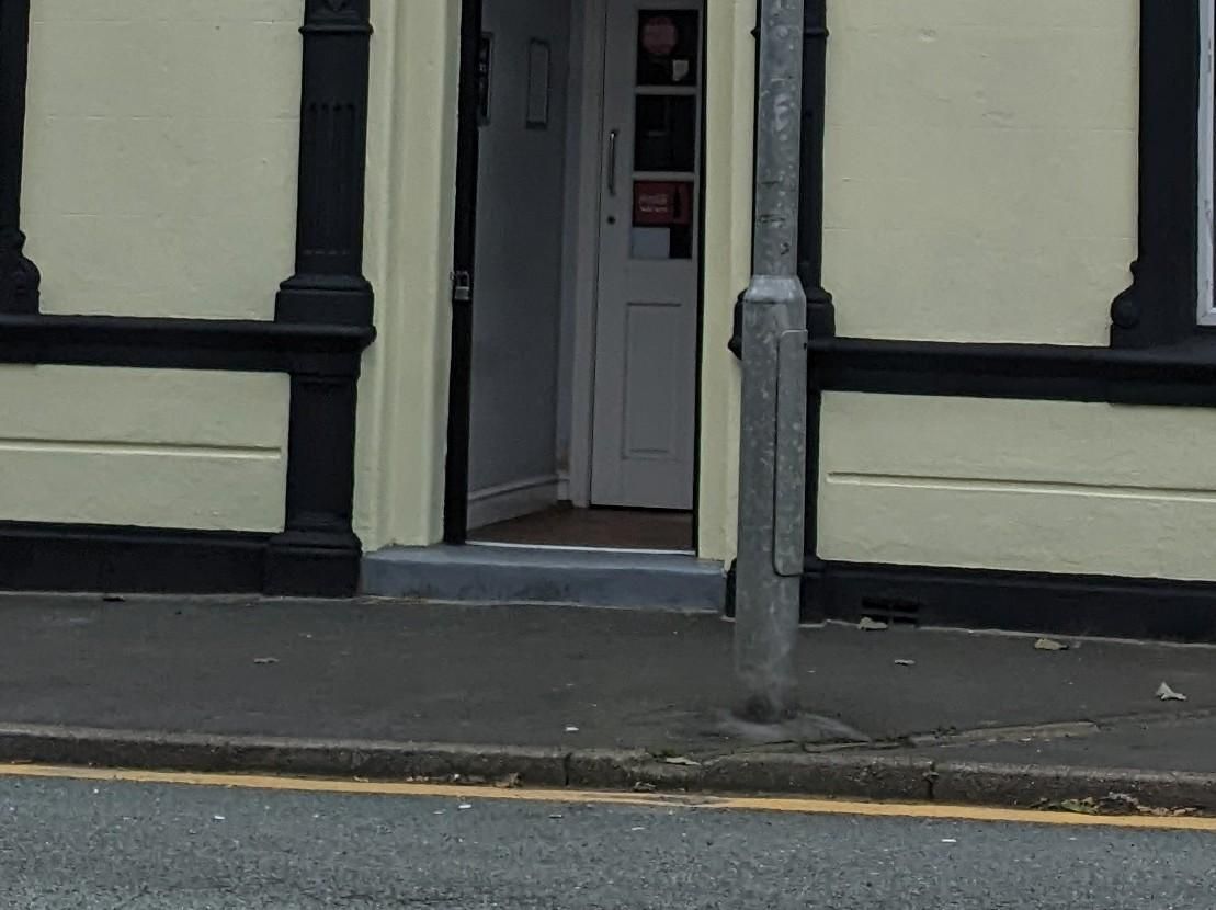 Mobility Access with deep step at the entrance. (External). Published on 24-01-2026