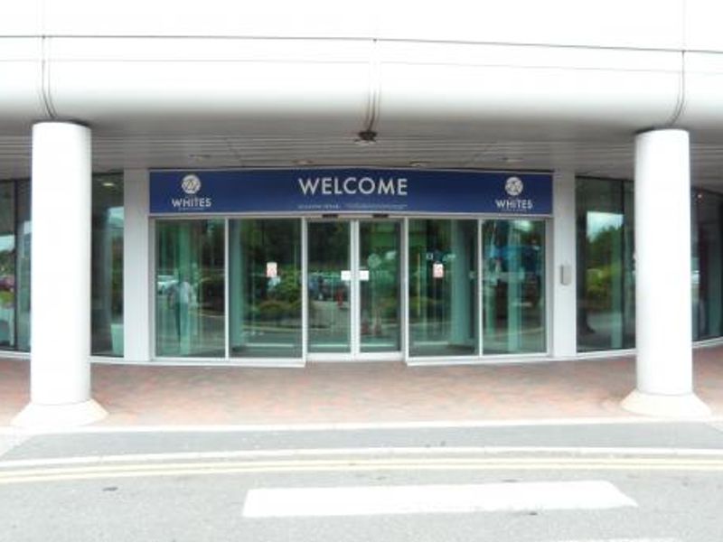 Entrance. (External). Published on 08-07-2014 