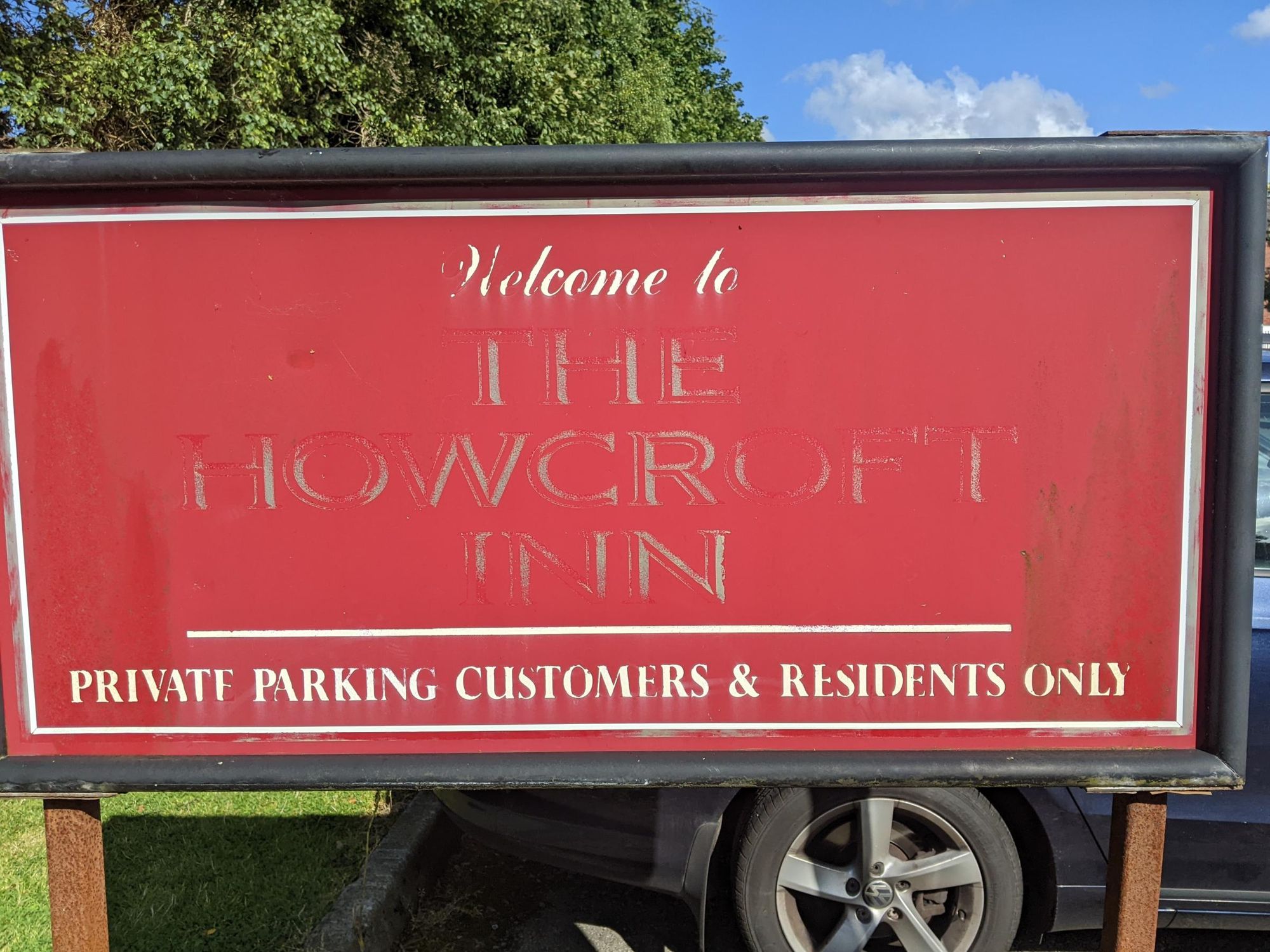 Pub sign still standing in 2024, 12 years after closing. Published on 30-08-2024