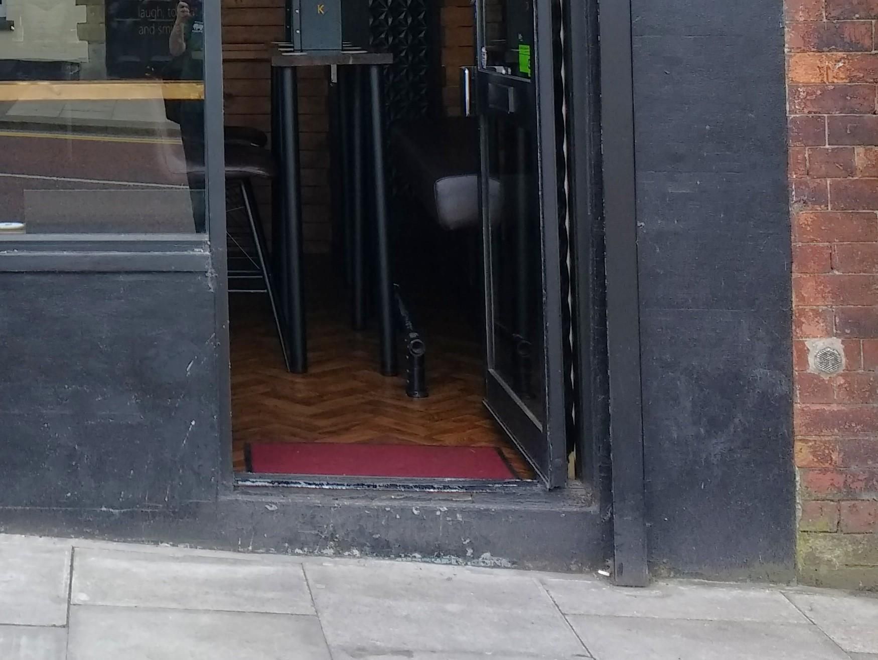 Mobility Access with deep step at the entrance. (External). Published on 27-01-2026