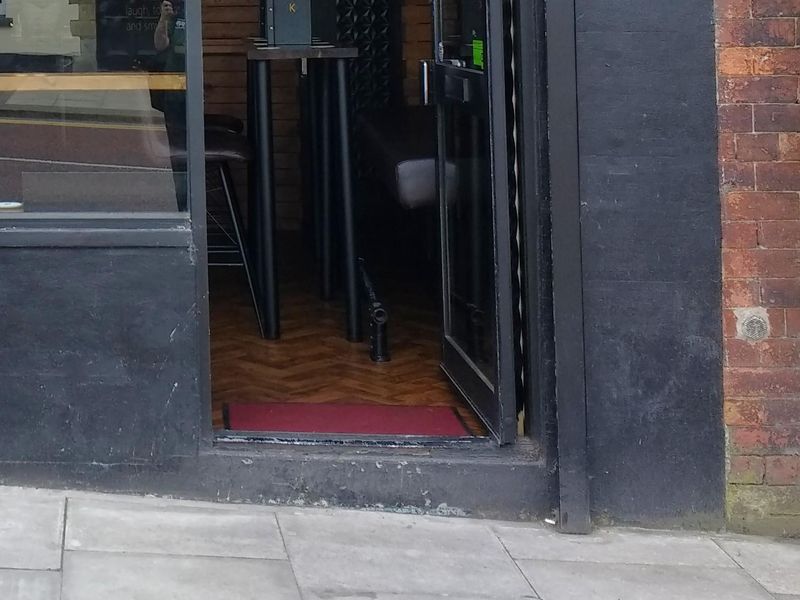 Mobility Access with deep step at the entrance. (External). Published on 27-01-2026 