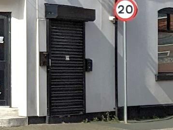 Mobility Access with deep step at the entrance. (External). Published on 27-01-2026