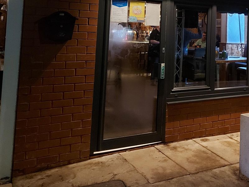 Mobility Access with a slight step at the entrance. (External). Published on 27-01-2026 