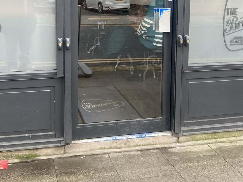 Mobility Access with medium step at the entrance. (External). Published on 02-02-2026 