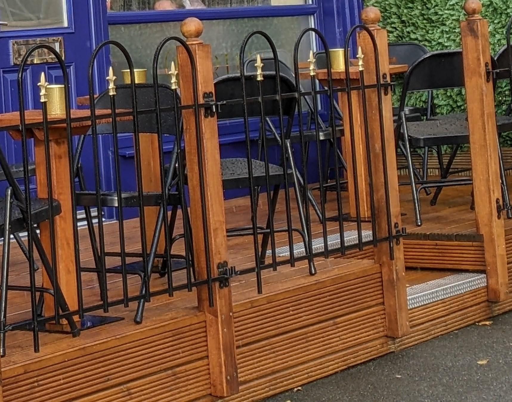 Mobility Access with two deep steps at the entrance. (External). Published on 27-01-2026