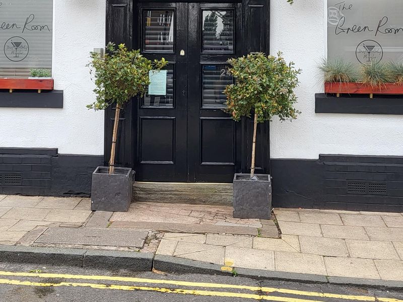 Mobility Access with deep step at the entrance. (External). Published on 27-01-2026 