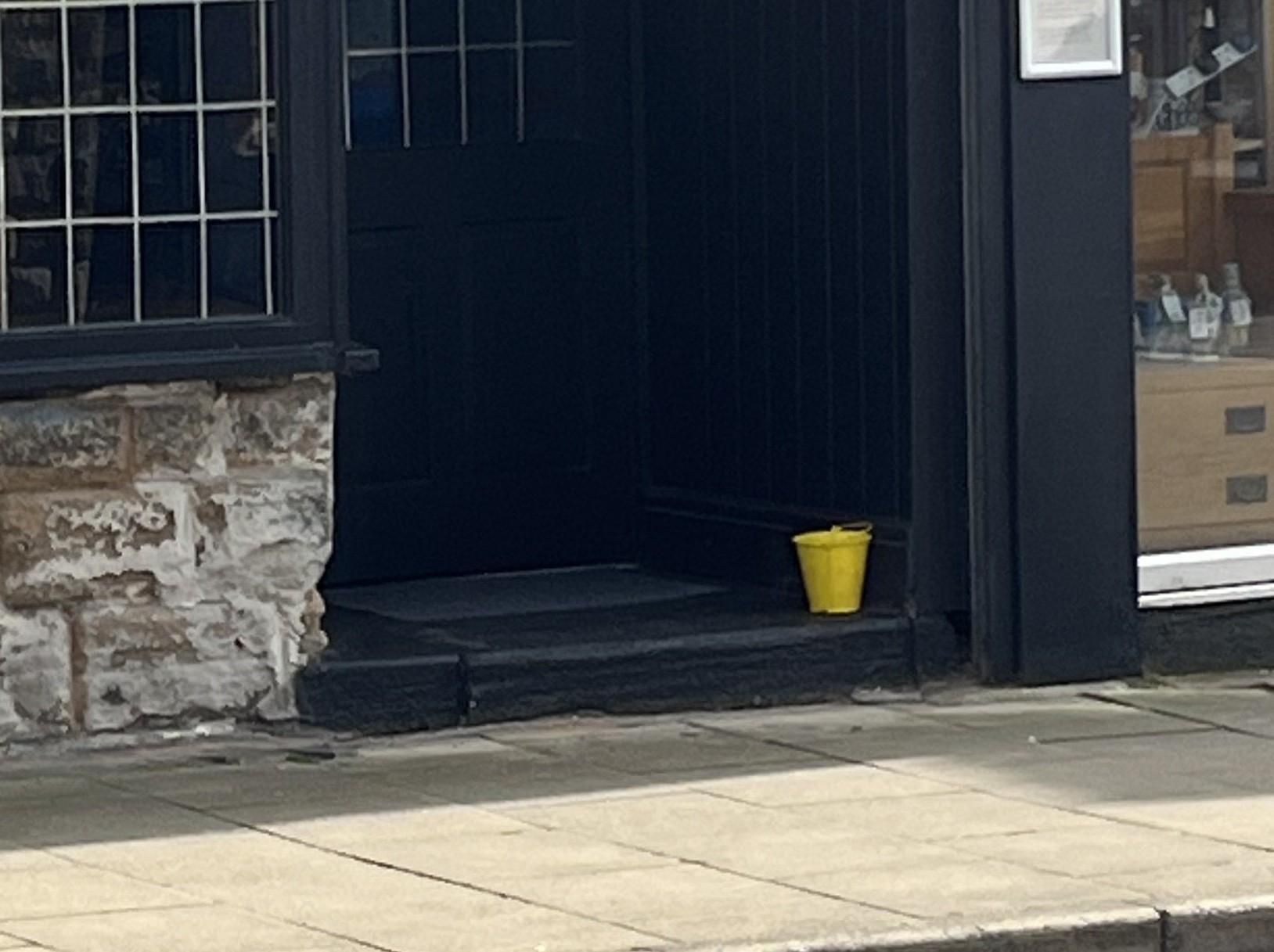 Mobility access with a deep step at the entrance. (External). Published on 18-01-2026