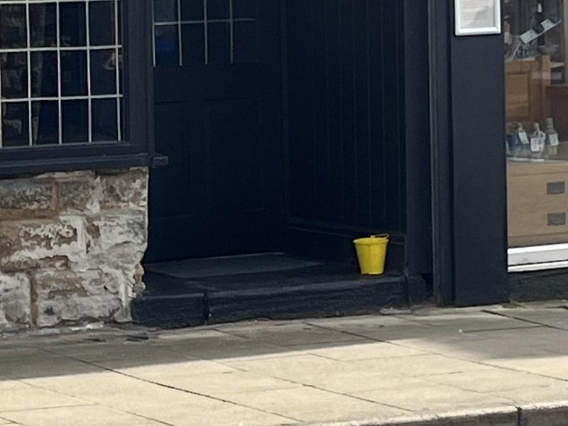 Mobility access with a deep step at the entrance. (External). Published on 18-01-2026 