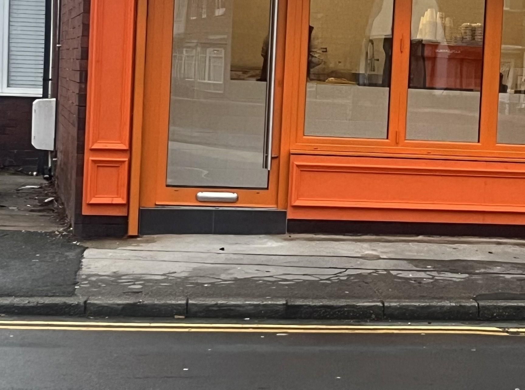 Mobility Access with deep step at the entrance. (External). Published on 24-01-2026