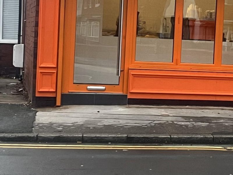 Mobility Access with deep step at the entrance. (External). Published on 24-01-2026 