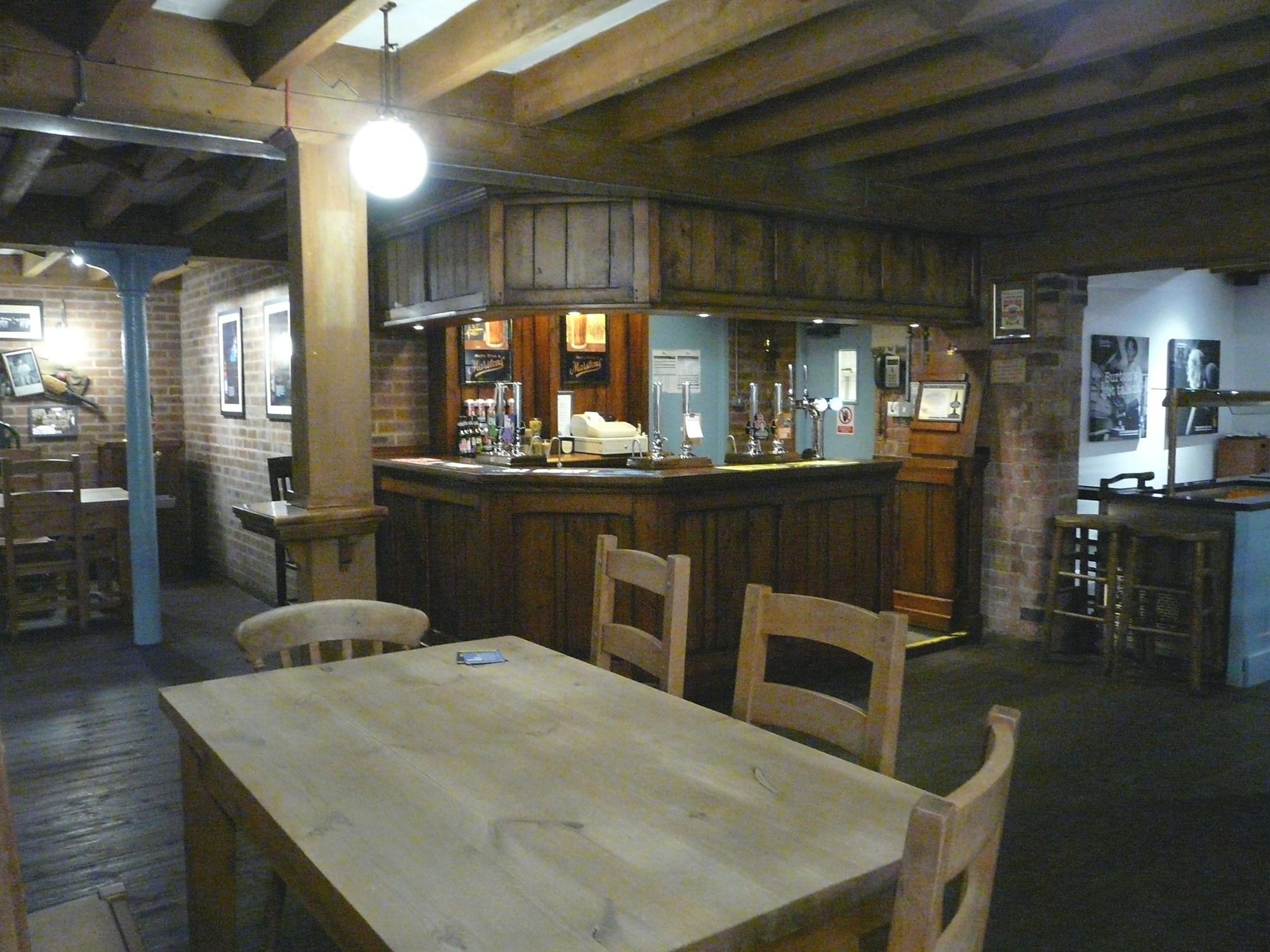(Pub, Bar). Published on 01-12-2016