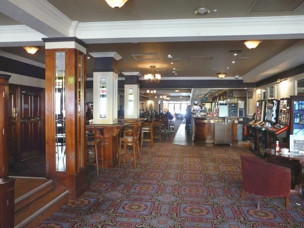 (Pub, Bar). Published on 11-04-2016