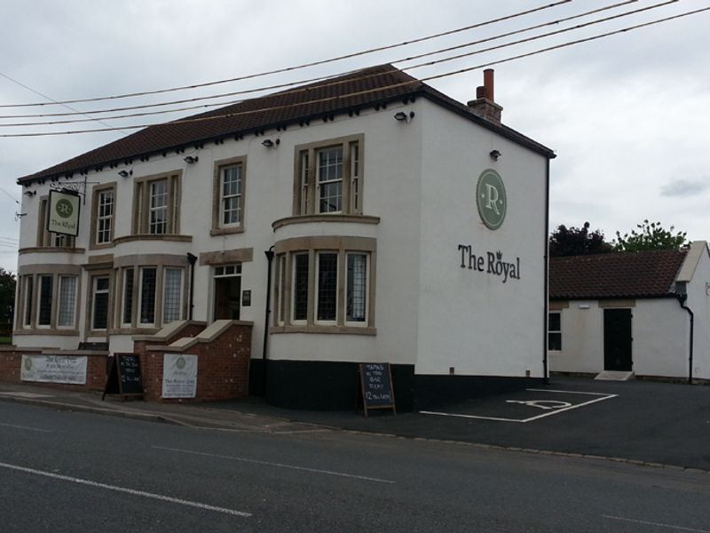Royal, Low Barugh. (Pub, External). Published on 15-10-2014