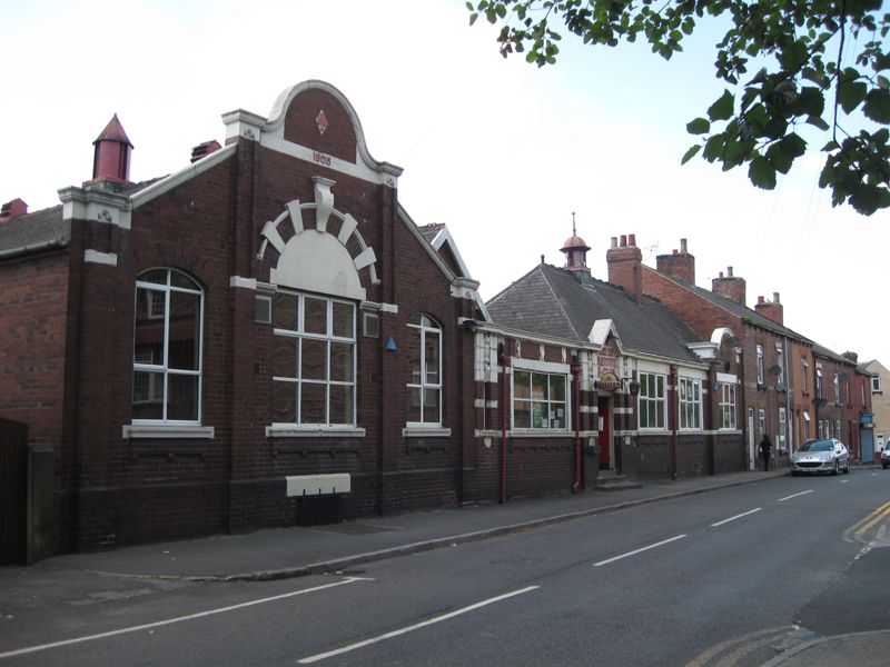 West End Club, Cudworth. (Pub, External). Published on 14-10-2014
