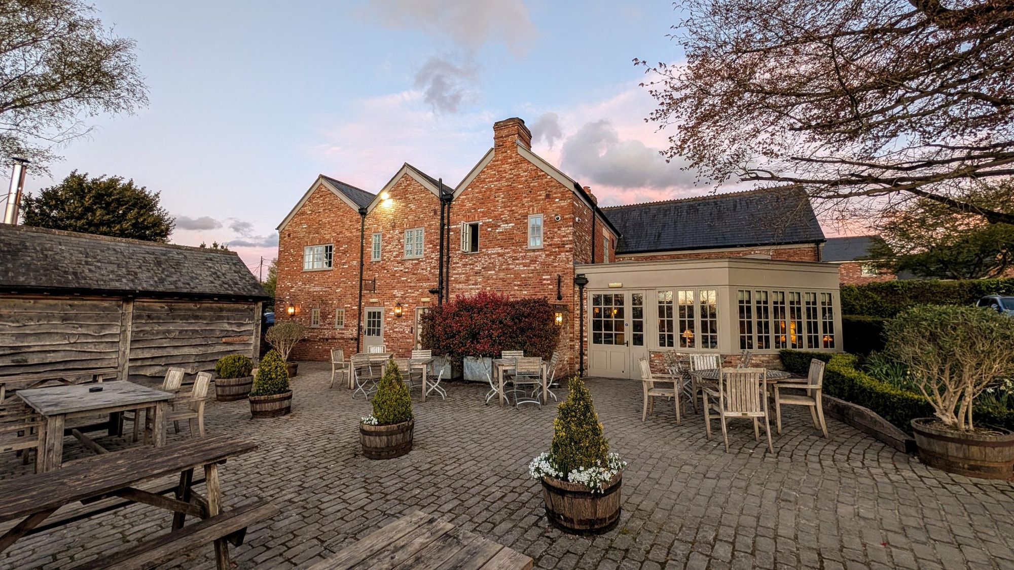 Rear patio and garden bar. (Garden). Published on 12-04-2026