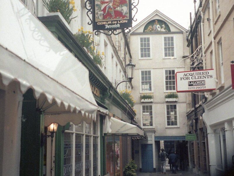 1986. (External). Published on 10-11-2025 