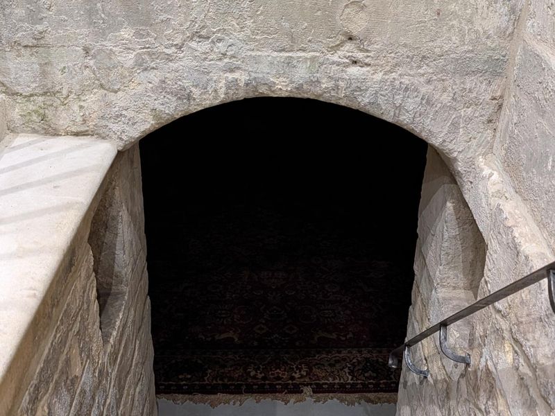 Steps down to cellar seating. Published on 16-12-2025 