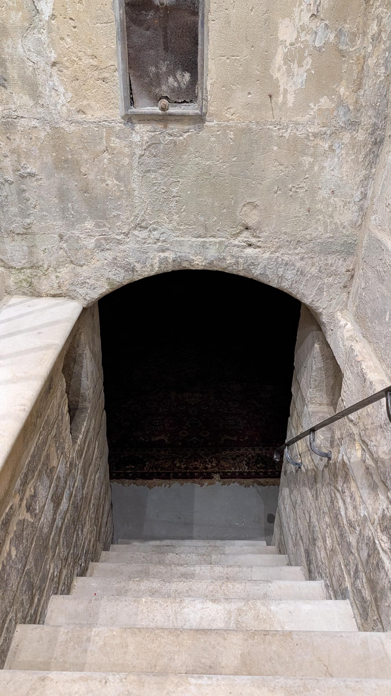 Steps down to cellar seating. Published on 16-12-2025