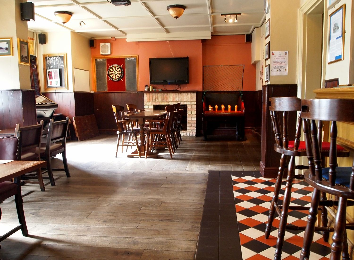 "Half Moon, Kempston - bar". (Pub, Bar). Published on 06-02-2014