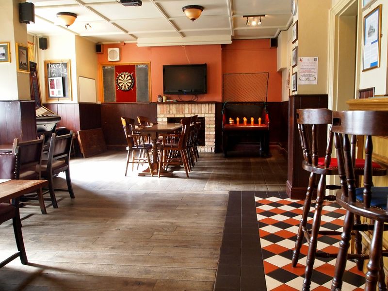 "Half Moon, Kempston - bar". (Pub, Bar). Published on 06-02-2014