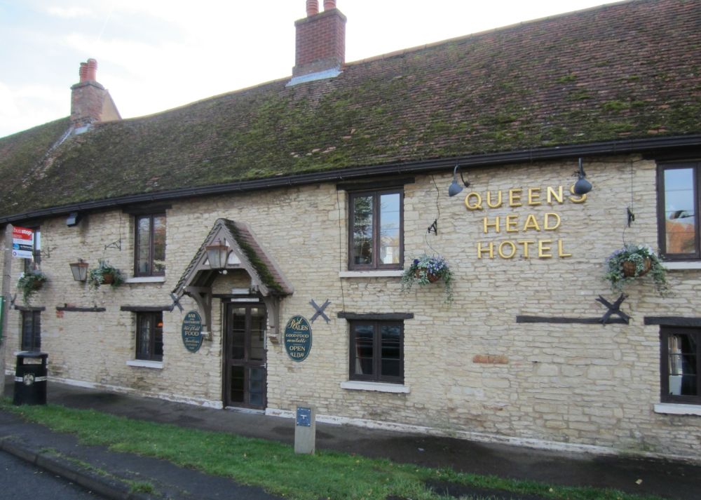 "Queens Head Hotel, Milton Ernest". (Pub, External). Published on 15-12-2013