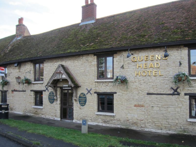 "Queens Head Hotel, Milton Ernest". (Pub, External). Published on 15-12-2013