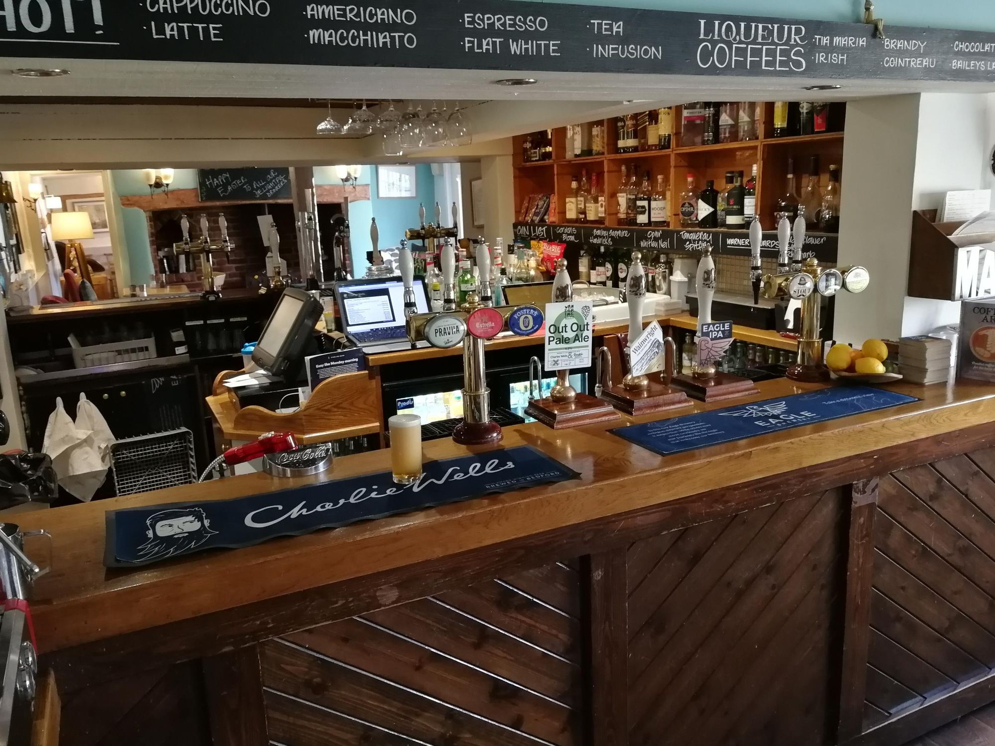 Hare & Hounds, Old Warden: bar. (Pub, Bar). Published on 19-02-2020