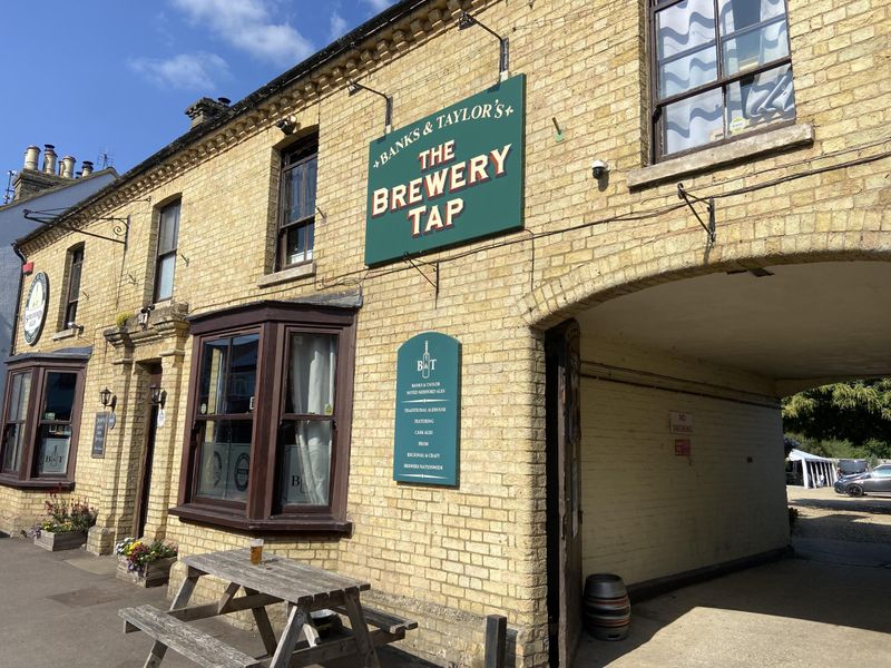 Front 2. (Pub, External, Sign, Key). Published on 14-07-2025